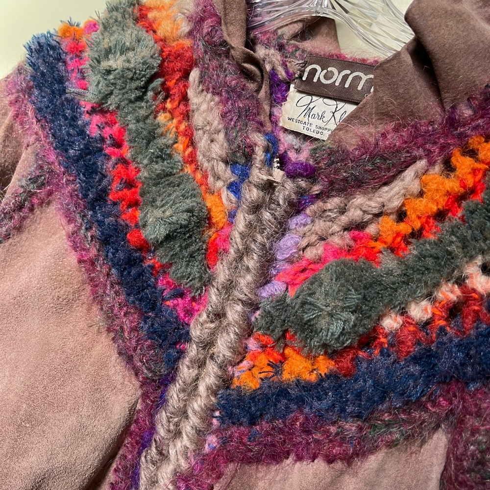 Vintage boho suede and yarn jacket by Norma - Picture 6 of 7